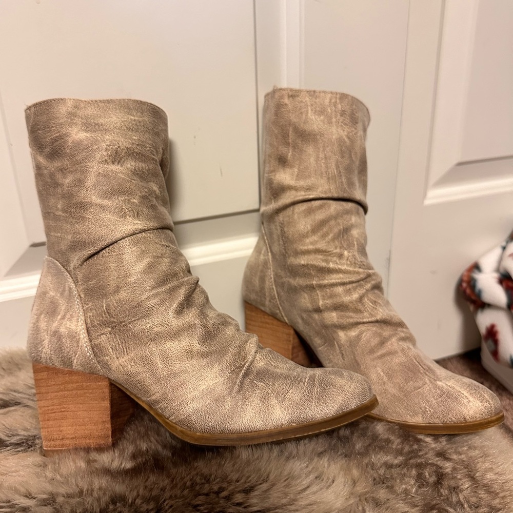 Very G slouchy chunky heel booties, size 7